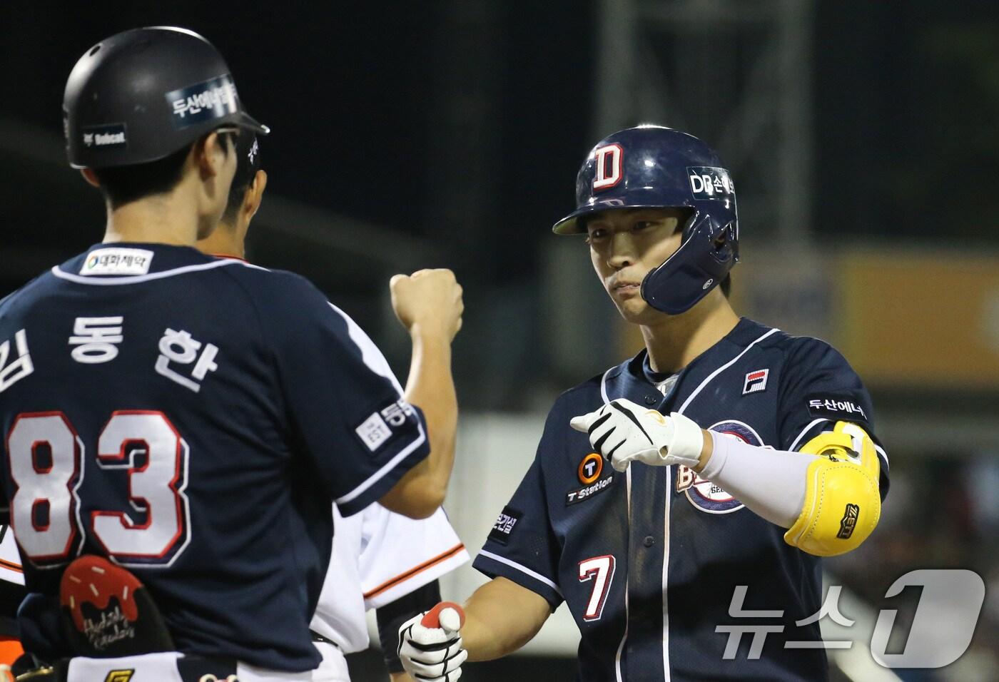 3일 오후 대전 중구 한화생명 이글스파크에서 열린 프로야구 '2024 신한 SOL뱅크 KBO리그' 두산 베어스와 한화 이글스 경기에서 5회초 1사 1, 3루 상황 두산 이유찬이 1타점 적시타를 치고 환호하고 있다. 2024.9.3/뉴스1 3일 오후 대전 중구 한화생명 이글스파크에서 열린 프로야구 ⓒ News1 김기태 기자