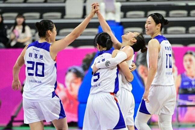 본문 이미지 - 박신자컵 3연승을 내달린 우리은행 (WKBL 제공)