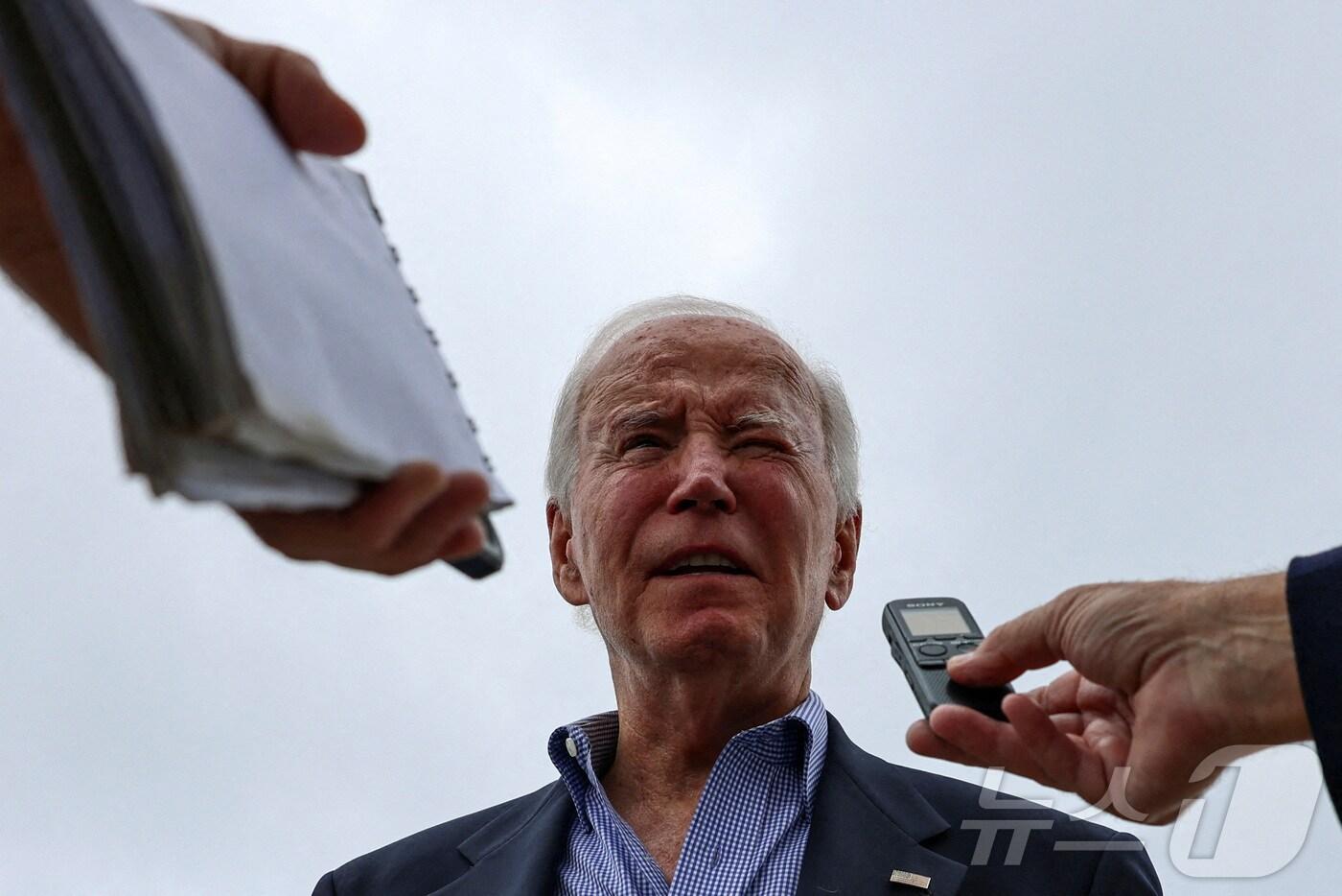 본문 이미지 - 29일(현지시간) 조 바이든 미국 대통령이 델라웨어주 도버의 도버 공군기지에서 대통령 전용기 '에어 포스 원'에 탑승하기 전 취재진의 질문에 답하고 있다. 2024.09.29 ⓒ 로이터=뉴스1 ⓒ News1 김지완 기자