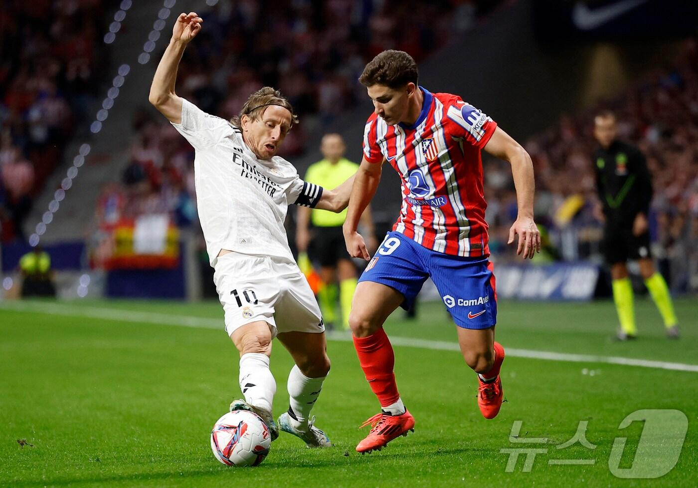 레알 마드리드(왼쪽)와 아틀레티코 마드리드는 30일(한국시간) 열린 2024-25 라리가 8라운드 맞대결에서 1-1로 비겼다. ⓒ 로이터=뉴스1