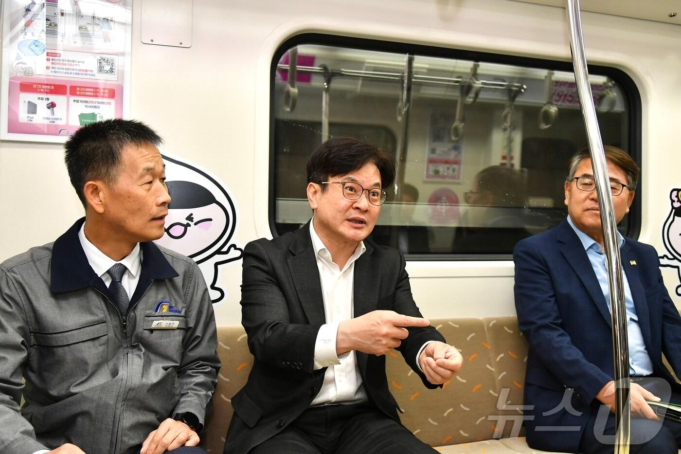 본문 이미지 - 김병수 김포시장이 김포골드라인 현장 점검을 하고 있다. (김포시 제공) / 뉴스1