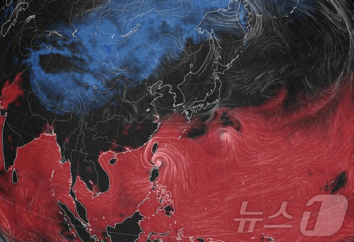 본문 이미지 - 제18호 태풍 ‘끄라톤’이 북상하면서 10월 초 징검다리 연휴에 남부지방과 동해안을 중심으로 물폭타닝 내려질 가능성이 제기됐다. 30일 기상청에 따르면 전날(29일) 오전 9시 필리핀 마닐라 북동쪽 해상에서 발달한 태풍 ‘끄라톤’은 이날 오전 9시께 마닐라 북동쪽 570km 해상까지 이동했다. 중심 최대풍속은 초속 29ｍ(시속 104㎞), 중심기압은 980hPa(헥토파스칼)로 세력 강도는 '중'이다. 사진은 세계 기상 정보 비주얼 맵인 어스널스쿨로 확인한 이날 오전 10시 한반도로 북상중인 제18호 태풍 ‘끄라톤’. (어스너스쿨 캡처)2024.9.30/뉴스1