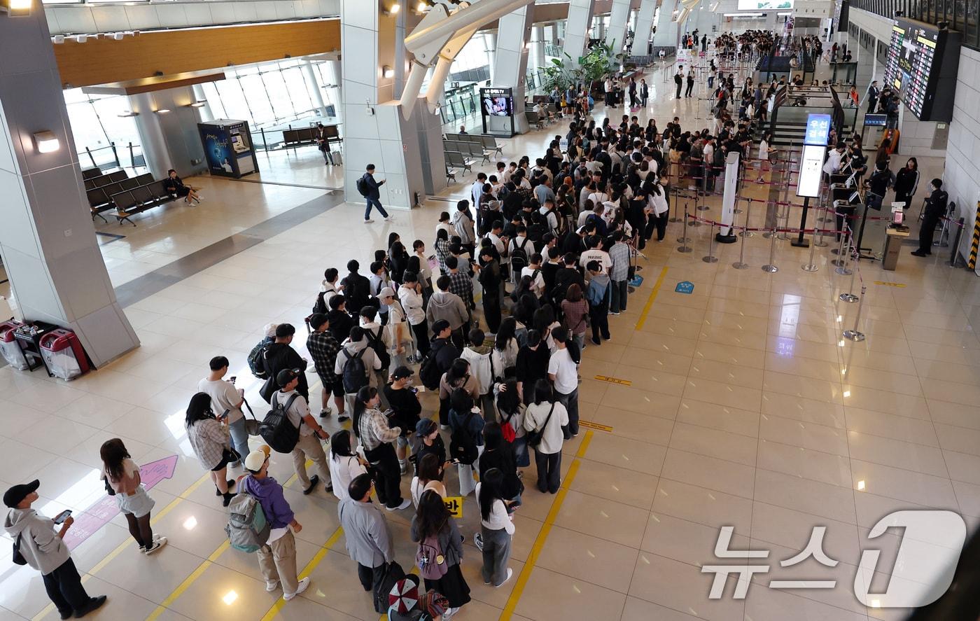 본문 이미지 - 임시공휴일로 지정된 국군의날을 하루 앞둔 30일 오전 서울 강서구 김포공항 국내선 청사가 수학여행을 떠나는 학생들로 북적이고 있다. 2024.9.30 ⓒ 뉴스1 구윤성 기자