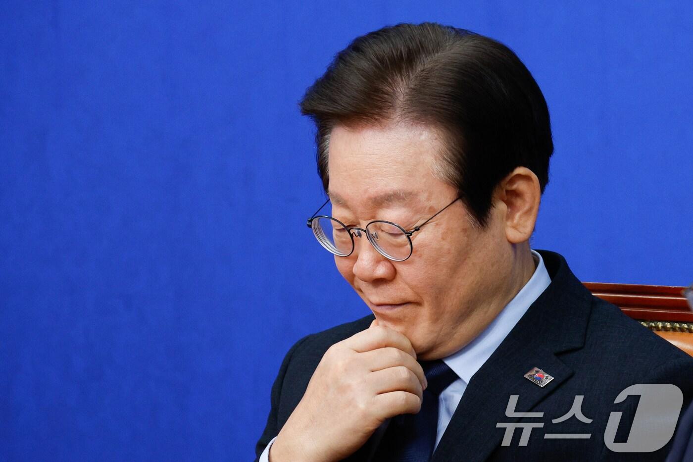 본문 이미지 - 이재명 더불어민주당 대표가 30일 오전 서울 여의도 국회에서 열린 최고위원회의에 참석해 최고위원 발언을 들으며 생각에 잠겨 있다. 2024.9.30/뉴스1 ⓒ News1 안은나 기자