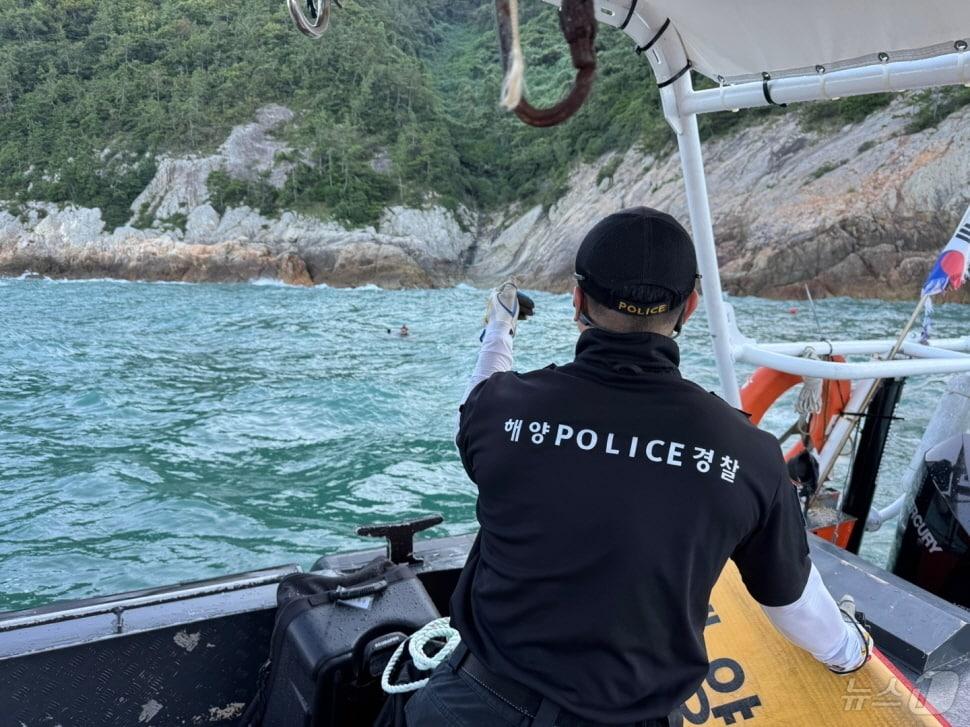 본문 이미지 - 28일 오후 3시 35분쯤 전남 완도군 금일도 동방 100m 인근해상에서 수하식양식업 선장 1명이 탄 어선 A호가 전복됐다는 신고가 접수돼 완도해경이 수색하고 있다. &#40;완도해경 제공&#41;2024.9.30/뉴스1