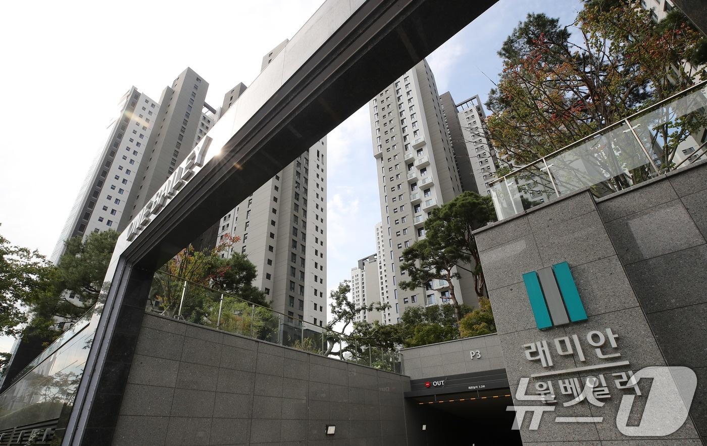 본문 이미지 - 서울 서초구 래미안원베일리 아파트 전경. ⓒ 뉴스1 박세연 기자