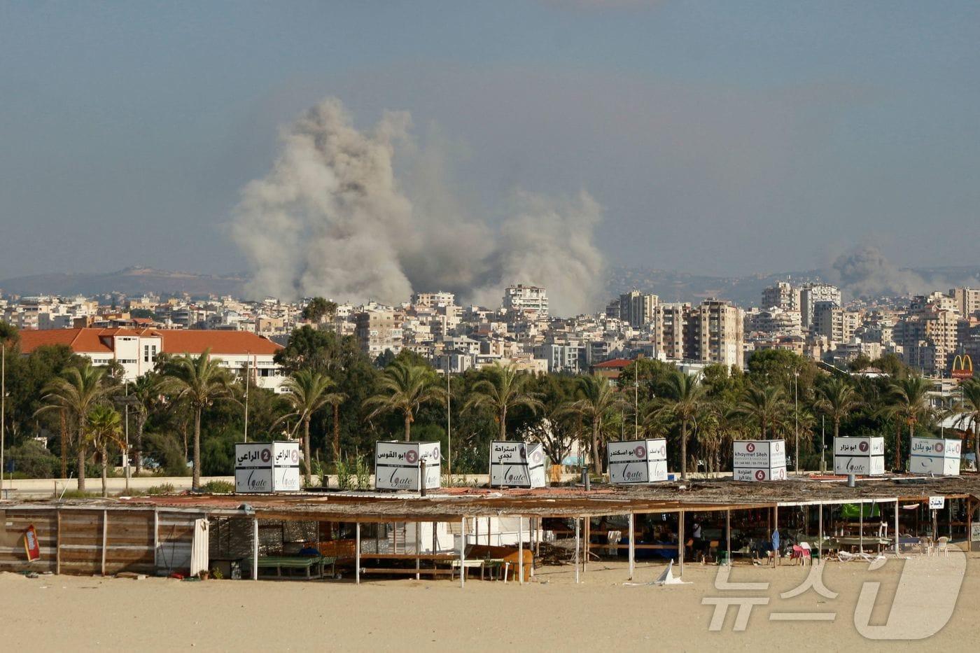 29일 (현지시간) 레바논 남부 티레에서 이스라엘 군의 포격을 받아 연기가 솟아 오르고 있다. 2024.09.30 ⓒ AFP=뉴스1 ⓒ News1 우동명 기자