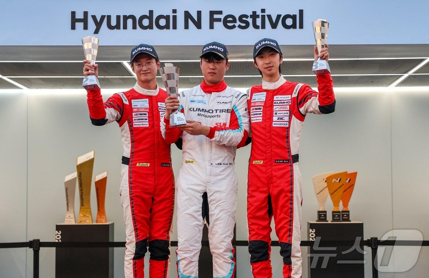 29일 경기 용인에서 열린 현대N페스티벌의 eN1 클래스 6라운드에서 금호 SL모터스포츠팀의 이창욱 선수(가운데)가 우승컵을 손에 들고 기념 사진을 촬영하고 있다(금호타이어 제공). 2024.09.29.