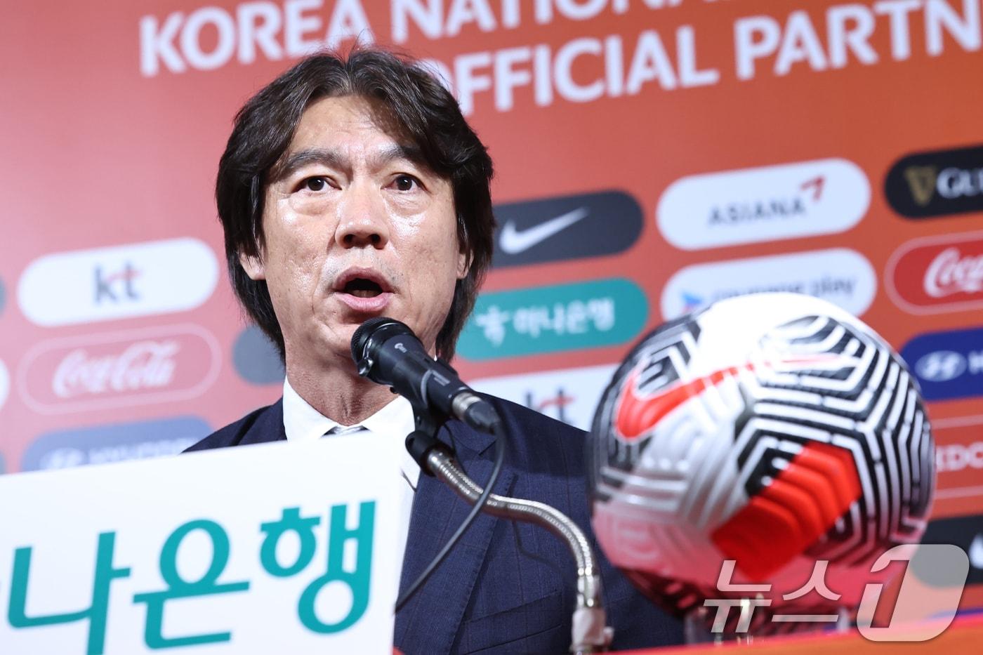 본문 이미지 - 홍명보 대한민국 축구 국가대표팀 감독이 30일 오전 서울 종로구 축구회관에서 열린 '2026 북중미 월드컵 아시아지역 3차 예선 요르단·이라크전 대표팀 소집 명단 발표 기자회견'에서 발언을 하고 있다. 2024.9.30/뉴스1 ⓒ News1 민경석 기자