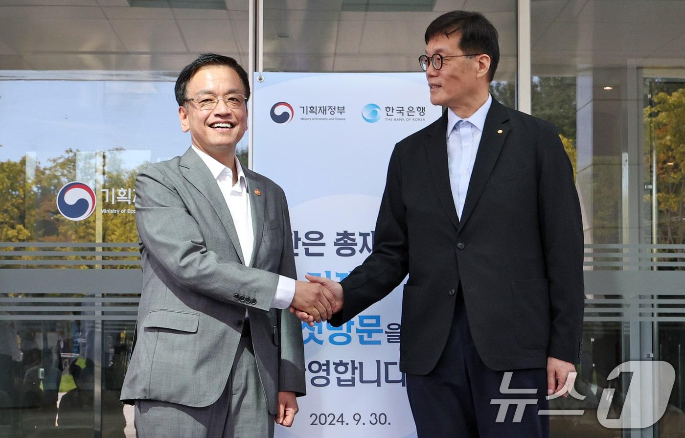 본문 이미지 - 최상목 경제부총리 겸 기획재정부 장관과 이창용 한국은행 총재가 30일 오전 정부세종청사 중앙동 기획재정부에서 열린 '부총리-한은 총재 타운홀 미팅'에 앞서 인사를 나누고 있다. 이 총재가 기재부에 방문한 것은 최 부총리가 지난 2월 한국은행 본관에 방문했던 것에 대한 답방이다. 2024.9.30/뉴스1 ⓒ News1 장수영 기자