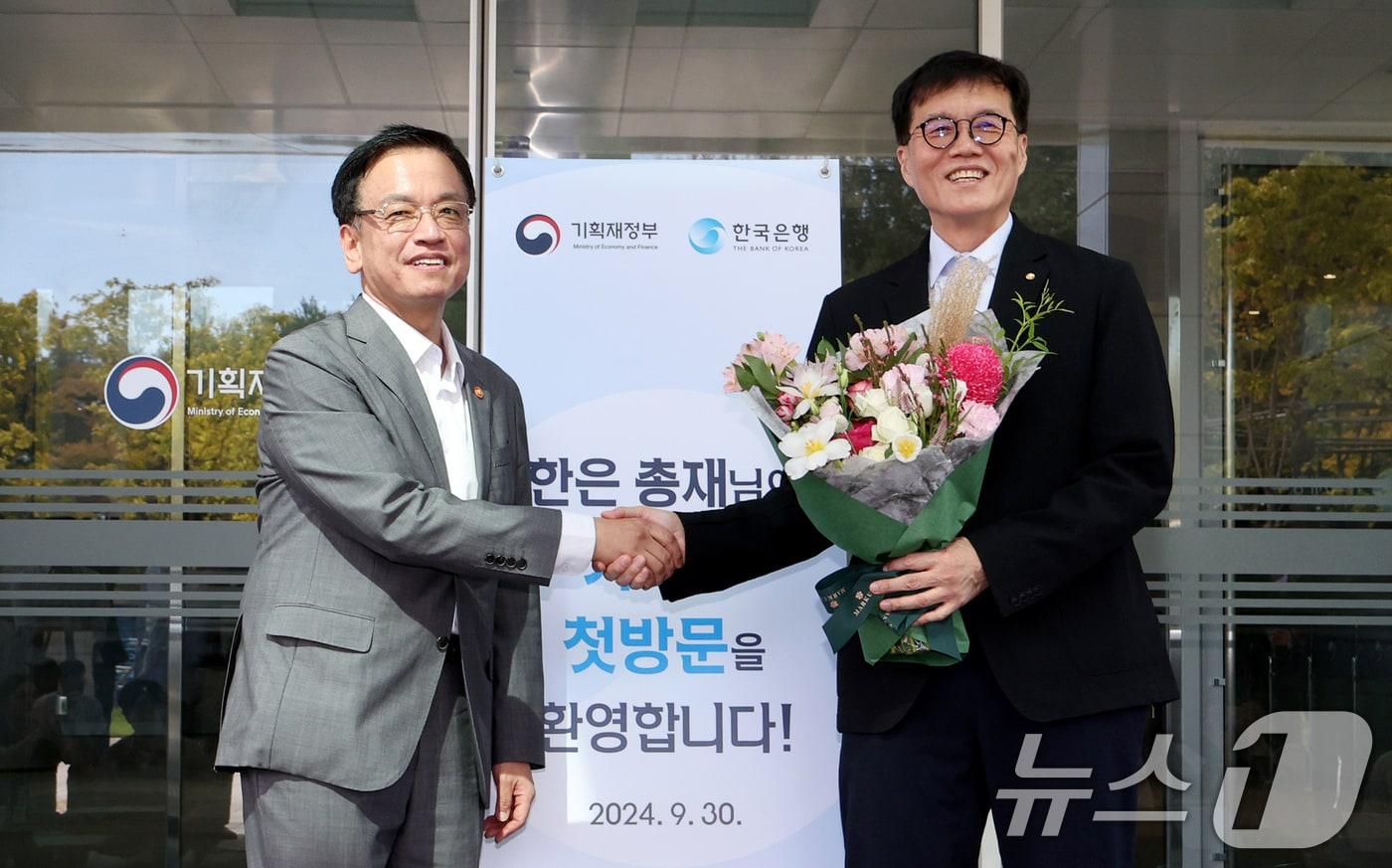 본문 이미지 - 최상목 경제부총리 겸 기획재정부 장관과 이창용 한국은행 총재가 30일 오전 정부세종청사 중앙동 기획재정부에서 열린 '부총리-한은 총재 타운홀 미팅'에 앞서 인사를 나누고 있다.  2024.9.30/뉴스1 ⓒ News1 장수영 기자