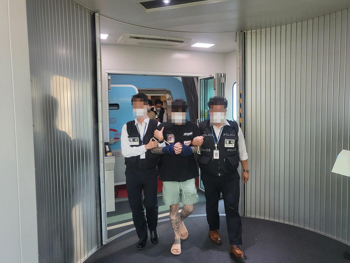 본문 이미지 - 경찰청은 태국 방콕에서 한국인을 상대로 주식 리딩방 사기를 벌인 조직원 8명을 검거해 27~28일 인천국제공항을 통해 강제송환했다. (경찰청 제공)