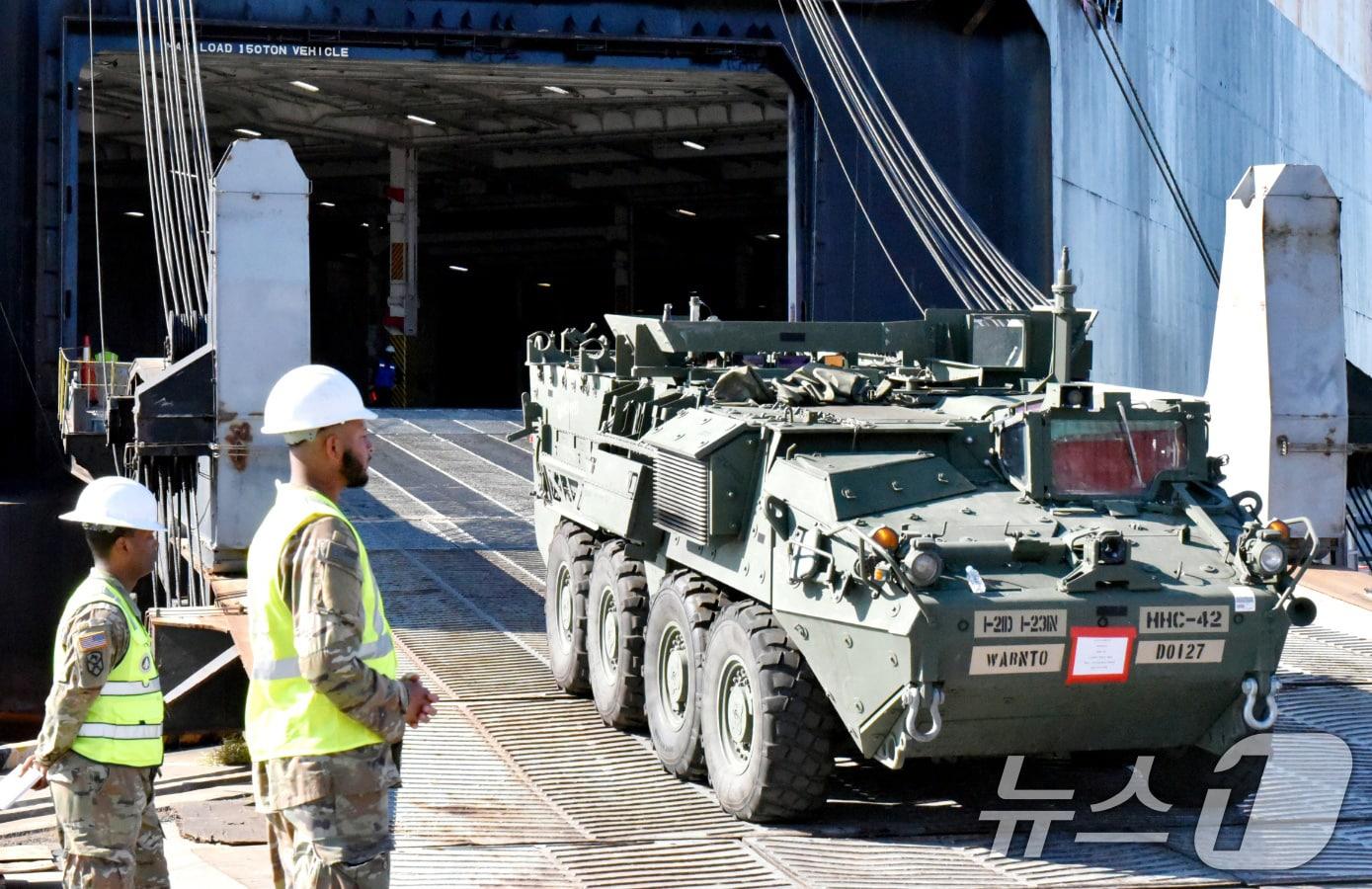 본문 이미지 - 30일 오전 전남 광양항 컨테이너부두에서 미군 스트라이커 장갑차가 하역하고 있다.2024.9.30/뉴스1 ⓒ News1 김동수 기자