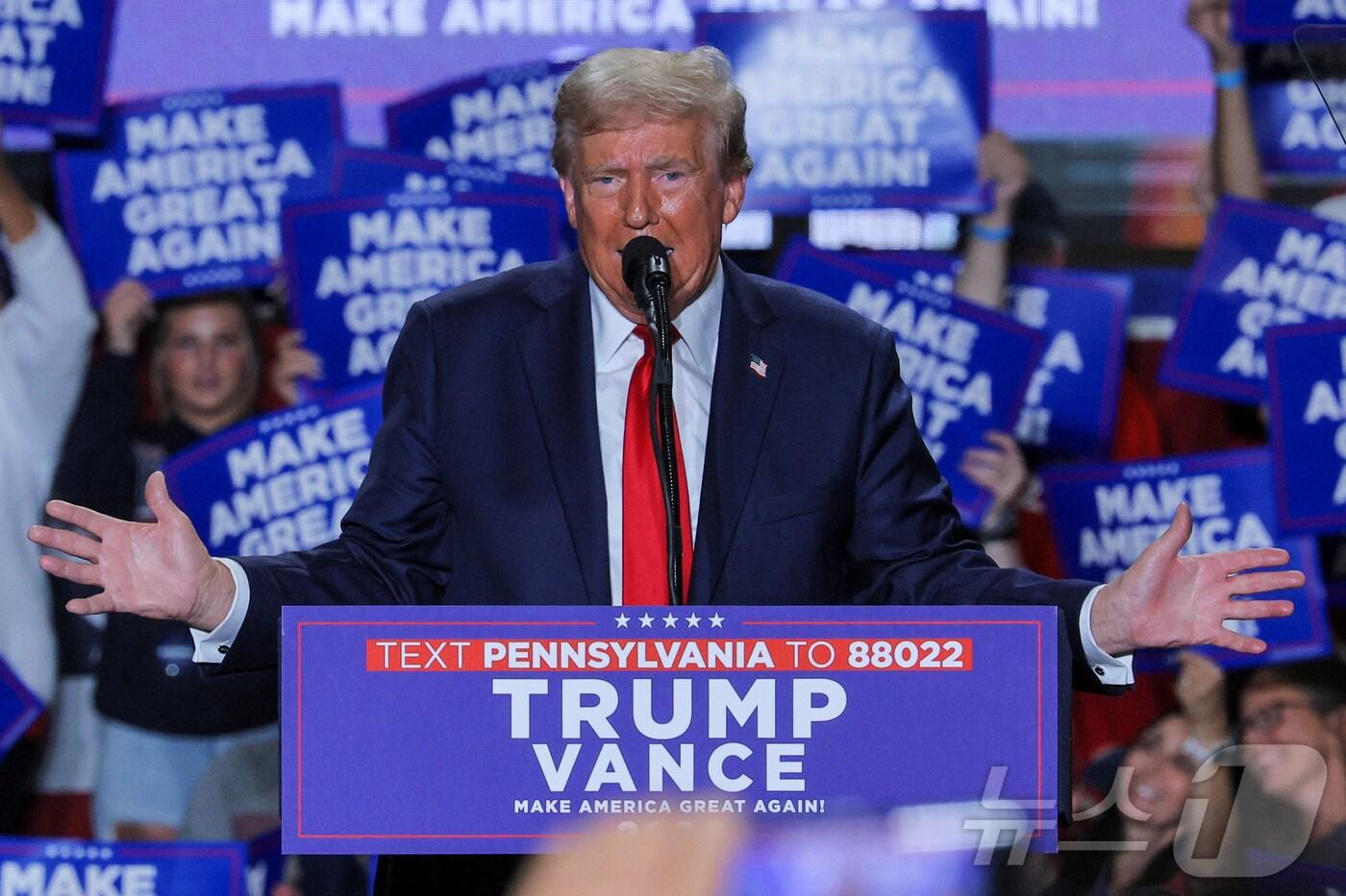 미국 공화당 대선후보인 도널드 트럼프 전 대통령이 29일 (현지시간) 펜실베이니아주 이리에서 선거 유세를 하고 있다. 2024.09.30 ⓒ 로이터=뉴스1 ⓒ News1 우동명 기자