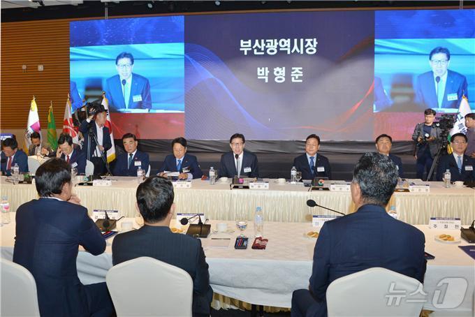 본문 이미지 - 30일 영호남 시도지사-국회의원 상생협력 간담회에서 박형준 부산시장이 발언하고 있다.2024.9.30.(부산시청 제공)