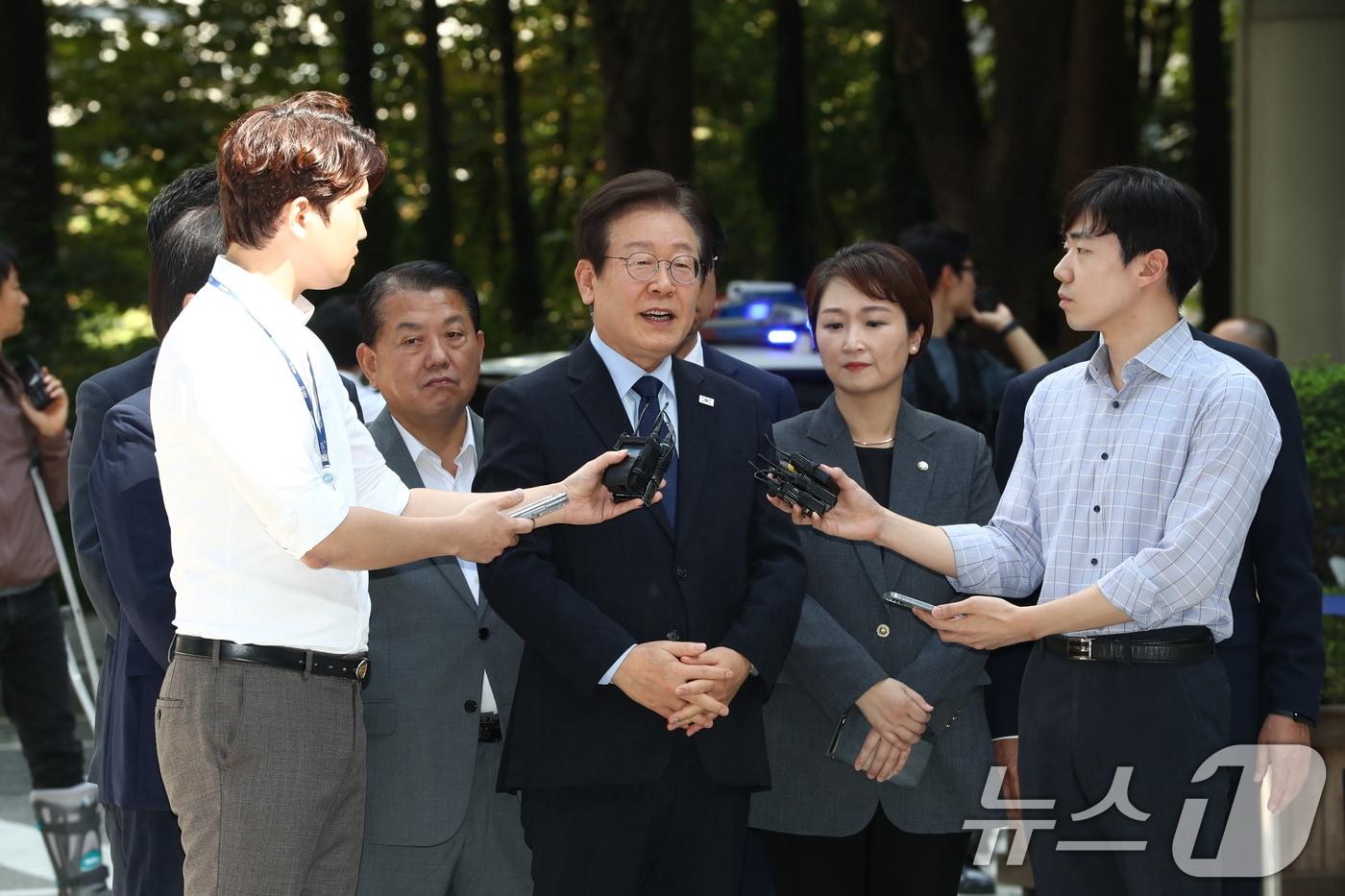 본문 이미지 - 이재명 더불어민주당 대표가 30일 서초구 서울중앙지방법원에서 열린 '위증교사 혐의' 1심 결심 공판에 출석하고 있다. 2024.9.30/뉴스1 ⓒ News1 박세연 기자