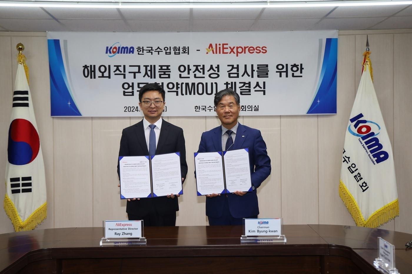 레이 장 알리익스프레스 코리아 대표(왼쪽)와 김병관 한국수입협회장이 해외 직구 상품의 안전성 모니터링 강화를 위한 업무협약(MOU)을 체결했다.(알리익스프레스 제공).