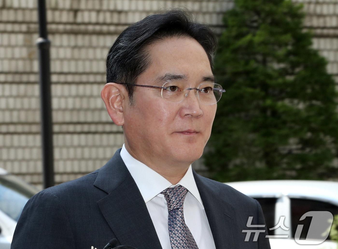 본문 이미지 - 이재용 삼성전자 회장이 30일 오후 서울 서초구 서울고등법원에서 열린 자본시장과 금융투자업에 관한 법률 위반(부정거래 행위·시세조종) 등 항소심 첫 공판에 출석하고 있다. 2024.9.30/뉴스1 ⓒ News1 박세연 기자