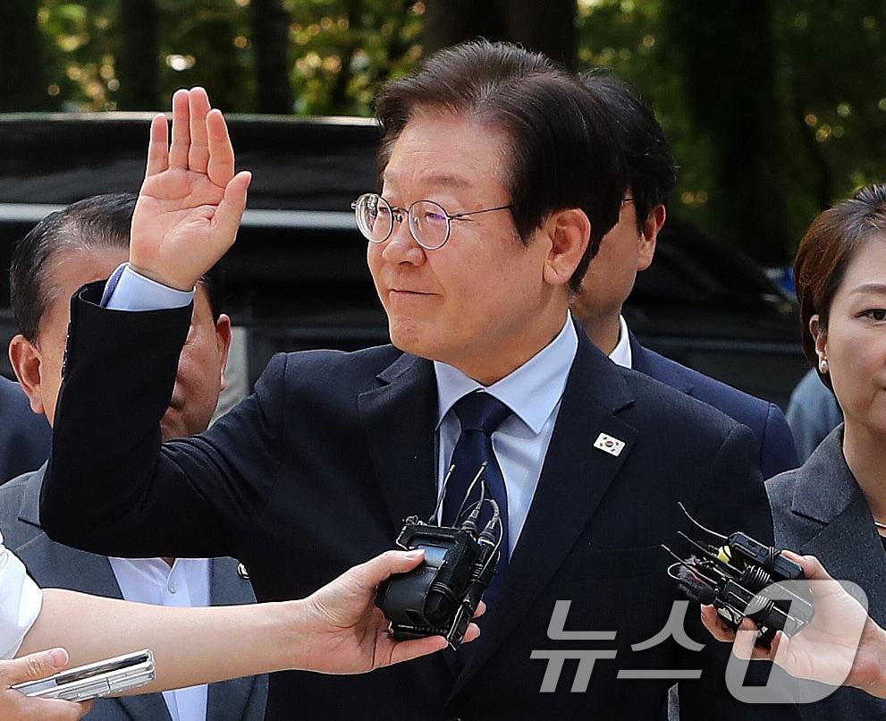본문 이미지 - 이재명 더불어민주당 대표가 30일 서초구 서울중앙지방법원에서 열린 '위증교사 혐의' 1심 결심 공판에 출석며 지지자들을 향해 손 들어 인사하고 있다. 2024.9.30./뉴스1 ⓒ News1 박세연 기자