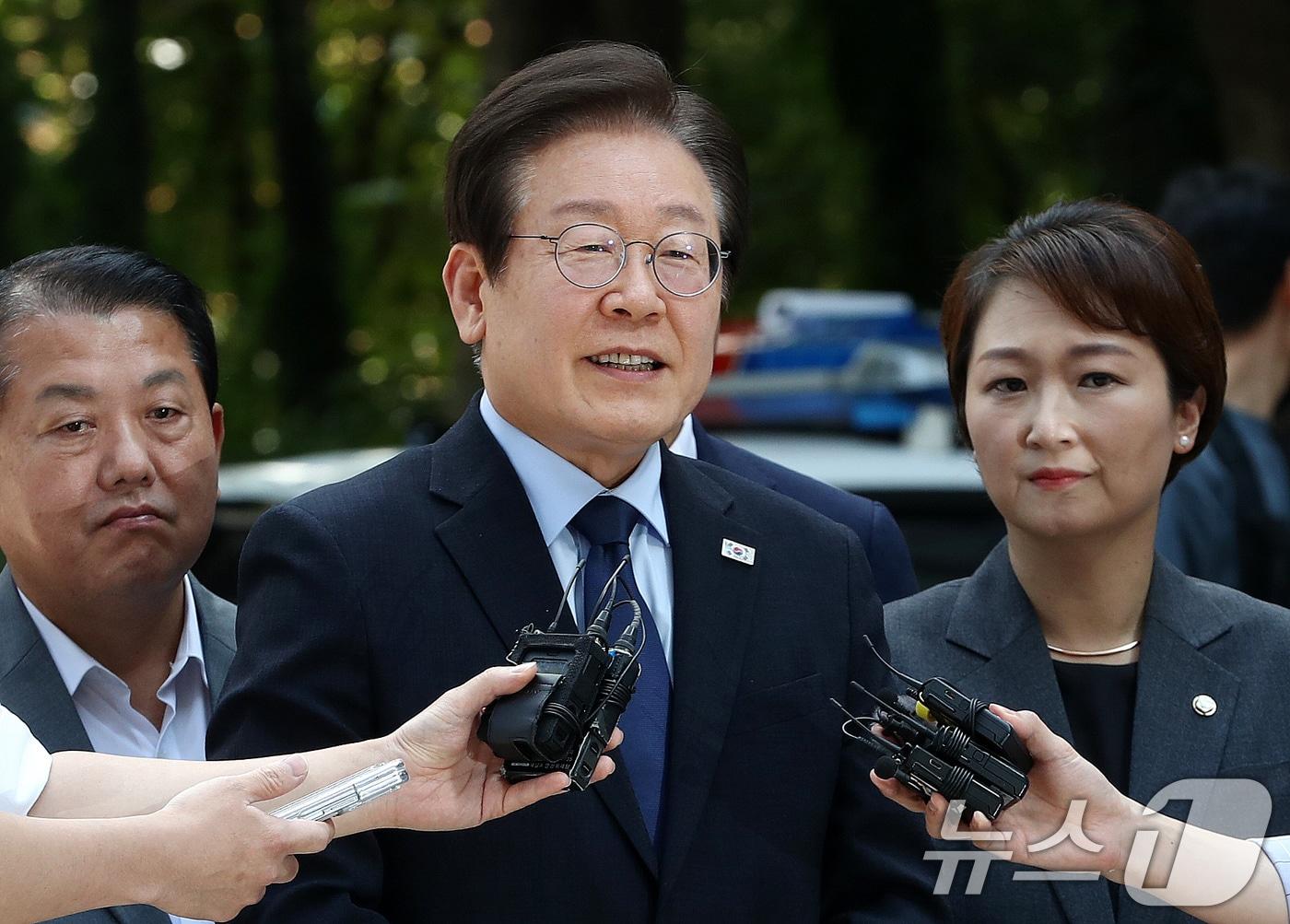 본문 이미지 - 이재명 더불어민주당 대표가 30일 서초구 서울중앙지방법원에서 열린 '위증교사 혐의' 1심 결심 공판에 출석하며 취재진 질문에 답하고 있다. 2024.9.30./뉴스1 ⓒ News1 박세연 기자