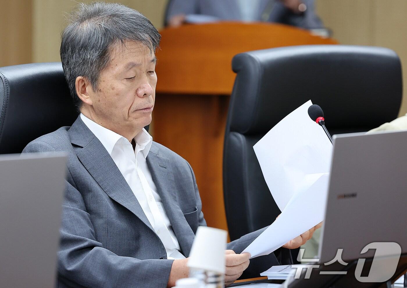 김용원 국가인권위원회 상임위원이 30일 오후 서울 중구 삼일대로 국가인권위원회 전원회의실에서 열린 2024년 제17차 전원위원회에 참석해 회의자료를 살펴보고 있다. 2024.9.30/뉴스1 ⓒ News1 김진환 기자