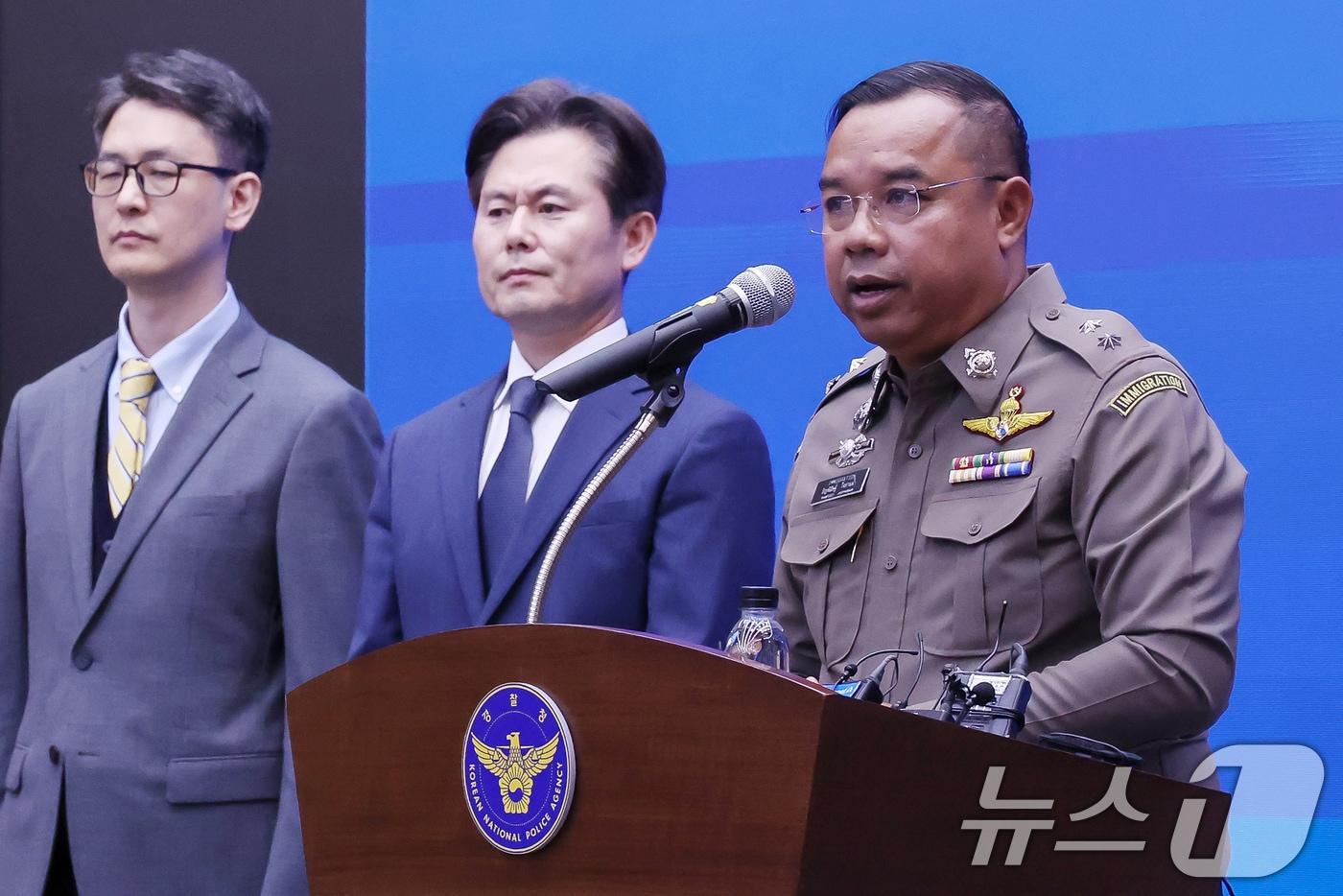본문 이미지 - 탄피씻 짜이빤남 태국왕립경찰청 중위가 30일 오후 서울 서대문구 경찰청에서 '태국 리딩방 사기 조직원 검거 사건 브리핑'에서 발언을 하고 있다. 경찰청은 태국 방콕에서 한국인을 상대로 주식 리딩방 사기를 벌인 조직원 8명을 검거해 27~28일 인천국제공항을 통해 강제송환했다고 이날 밝혔다. 이들은 모두 한국인으로 태국 방콕에 범행을 목적으로 사무실을 마련한 뒤 가짜 증권 거래 사이트를 개설해 공모주 등에 투자하면 수익금을 줄 것처럼 속여 돈을 편취한 혐의를 받는다. 2024.9.30/뉴스1 ⓒ News1 민경석 기자
