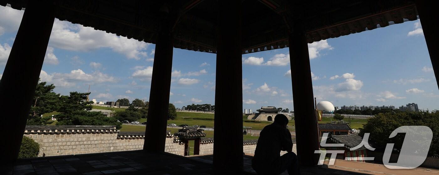 본문 이미지 - 1일 경기도는 일부 지역에 비가 내린 후 바람이 강하게 불면서 쌀쌀해질 것으로 예상된다. 사진은 지난 9월30일 오후 경기 수원시 팔달구 수원화성 창룡문 인근에서 시민들이 가을의 정취를 느끼고 있는 모습. 2024.9.30/뉴스1 ⓒ News1 김영운 기자
