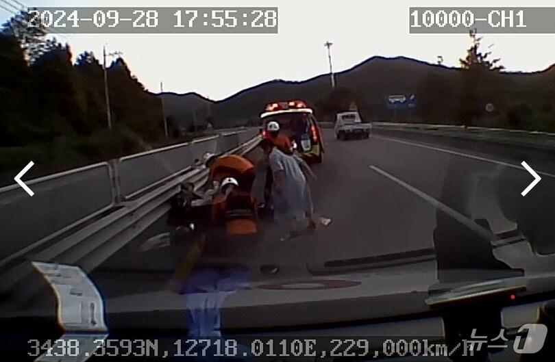 본문 이미지 - 전남소방본부 고흥센터 소속의 강미경 소방사가 지난 28일 비번 임에도 불구 사복차림으로 119 구조대를 돕고있는 모습.(전남소방본부 제공) 2024.9.30/뉴스1 