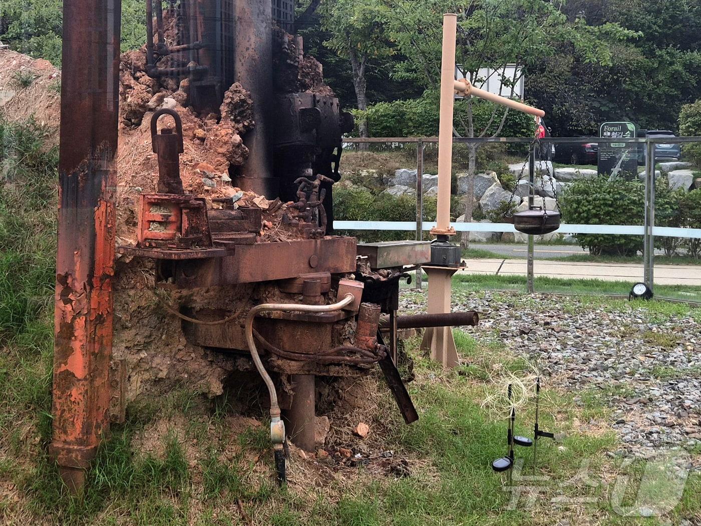 본문 이미지 - 30일  경북 포항시 남구 대잠동 철길 숲에 있는 불의 정원에서 피어오르던 불이 꺼져 있다. 2024.9.30/뉴스1 최창호 기자  