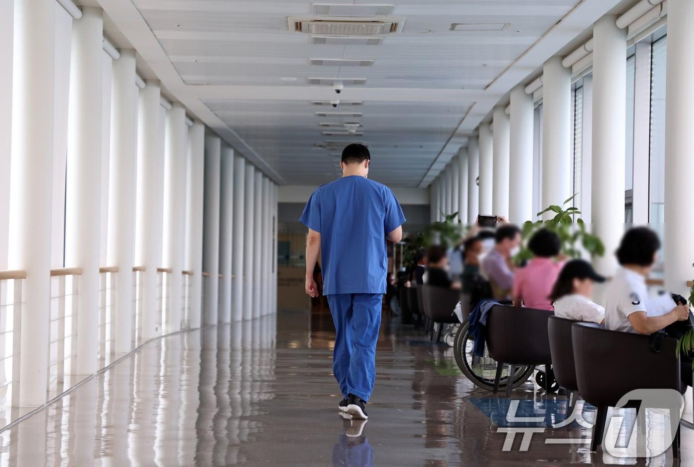 서울의 한 대형병원에서 의료진이 이동하고 있다. 2024.9.30/뉴스1 ⓒ News1 구윤성 기자