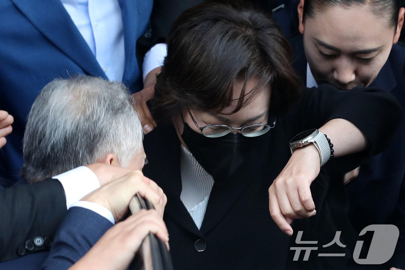 이태원 참사 부실 대응 혐의를 받는 박희영 용산구청장이 30일 오후 서울 마포구 서울 서부지방법원에서 열린 선고공판을 마치고 법원을 나서고 있다. 서울서부지법 형사합의 11부는 이날 업무상 과실치사상과 허위공문서작성·행사 혐의를 받는 박 구청장에 대해 무죄를 선고했다. 박 구청장과 함께 재판에 넘겨진 용산구청 관계자 3명도 모두 무죄를 선고받았다. 2024.9.30/뉴스1 ⓒ News1 이승배 기자