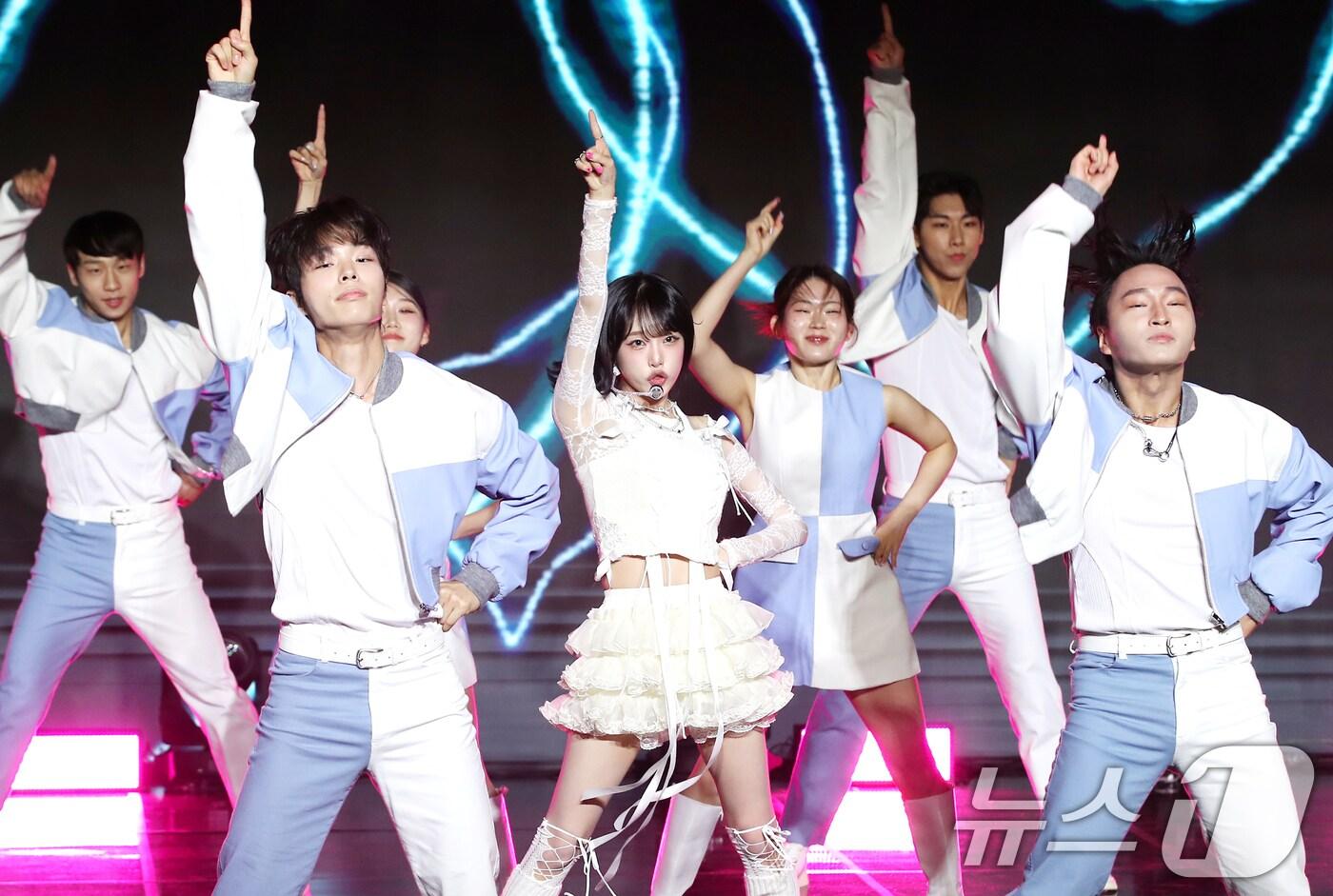 가수 최예나가 30일 오후 서울 강남구 청담동 일지아트홀에서 가진 세 번째 싱글앨범 '네모네모' 발매 기념 쇼케이스에서 타이틀 곡을 선보이고 있다. 2024.9.30/뉴스1 ⓒ News1 권현진 기자