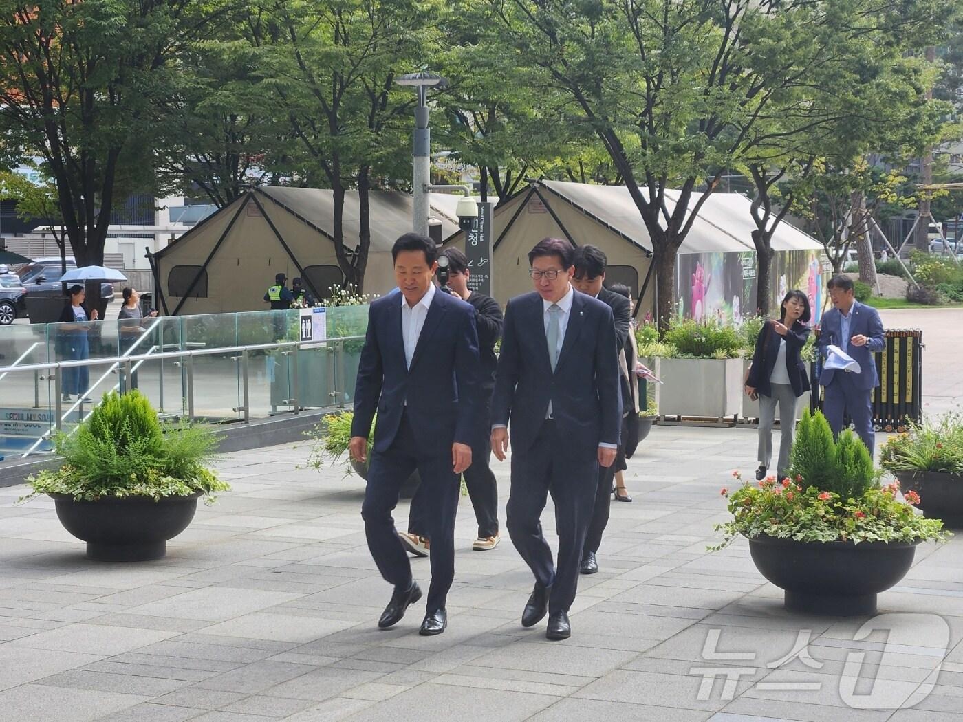 본문 이미지 - 서울시청 앞에서 오세훈 서울시장(왼쪽)과 박형준 부산시장이 대화를 나누는 모습. ⓒ 뉴스1 박우영 기자