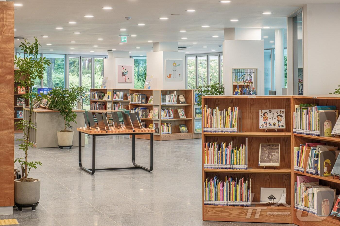 수성못그림책도서관 내부 모습 (대구 수성구 제공)