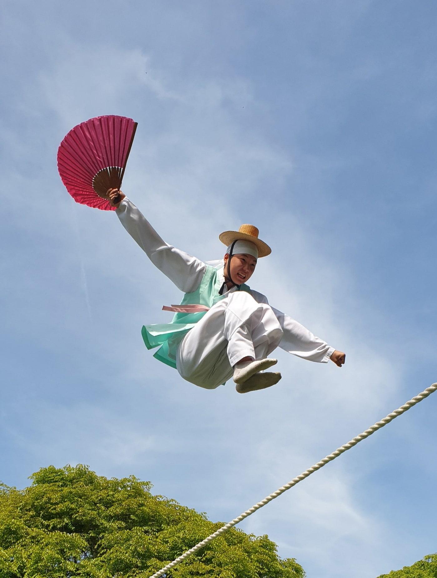 본문 이미지 - 국가무형문화재 제58호 줄타기 장면(마포문화재단 제공)
