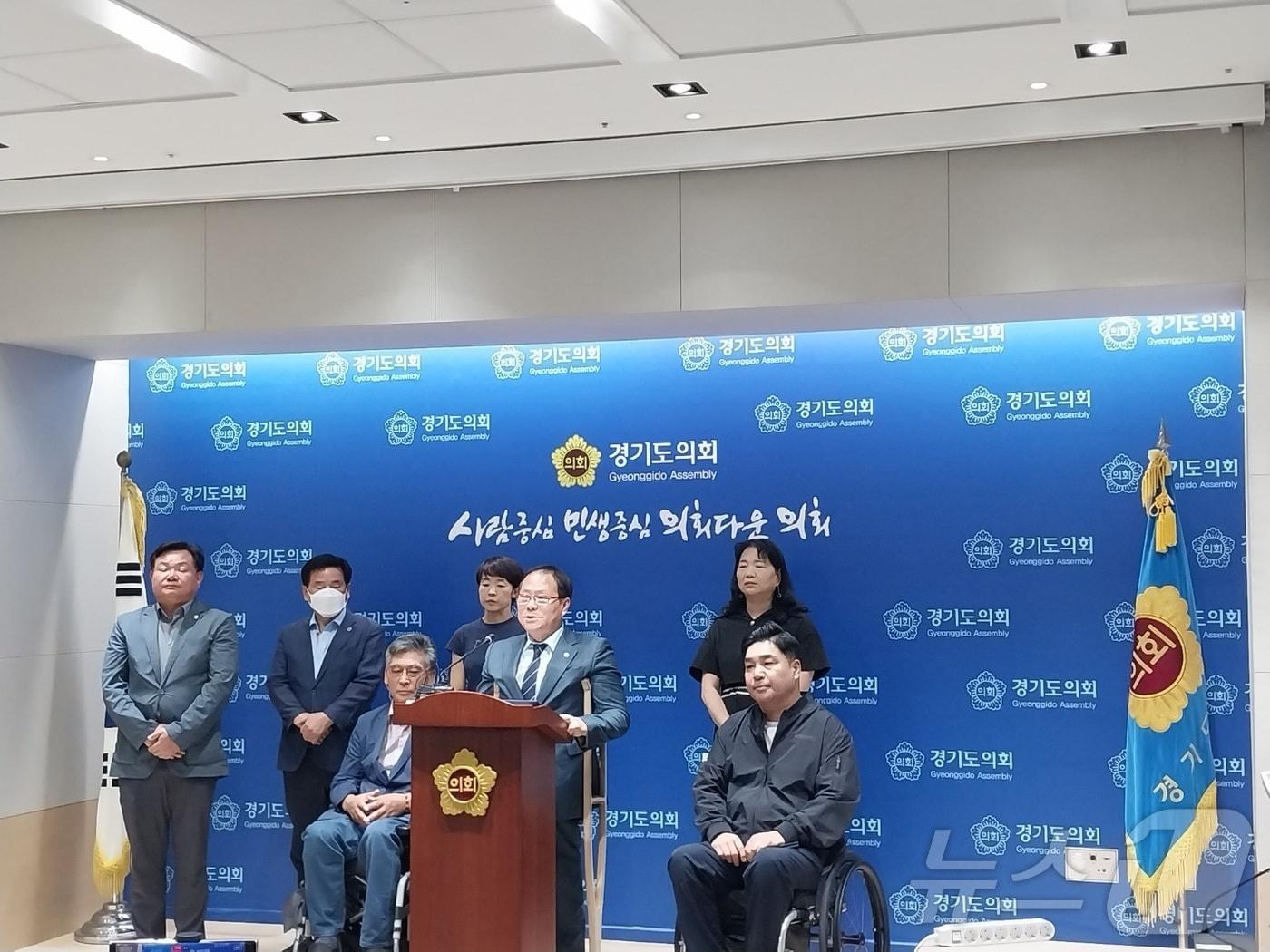 본문 이미지 - 경기도의회 박재용 의원(비례)이 30일 오후 도의회 브리핑룸에서 기자회견을 열어 전국장애인위원회 위원장 선거 출마를 선언하고 있다./송용환 기자