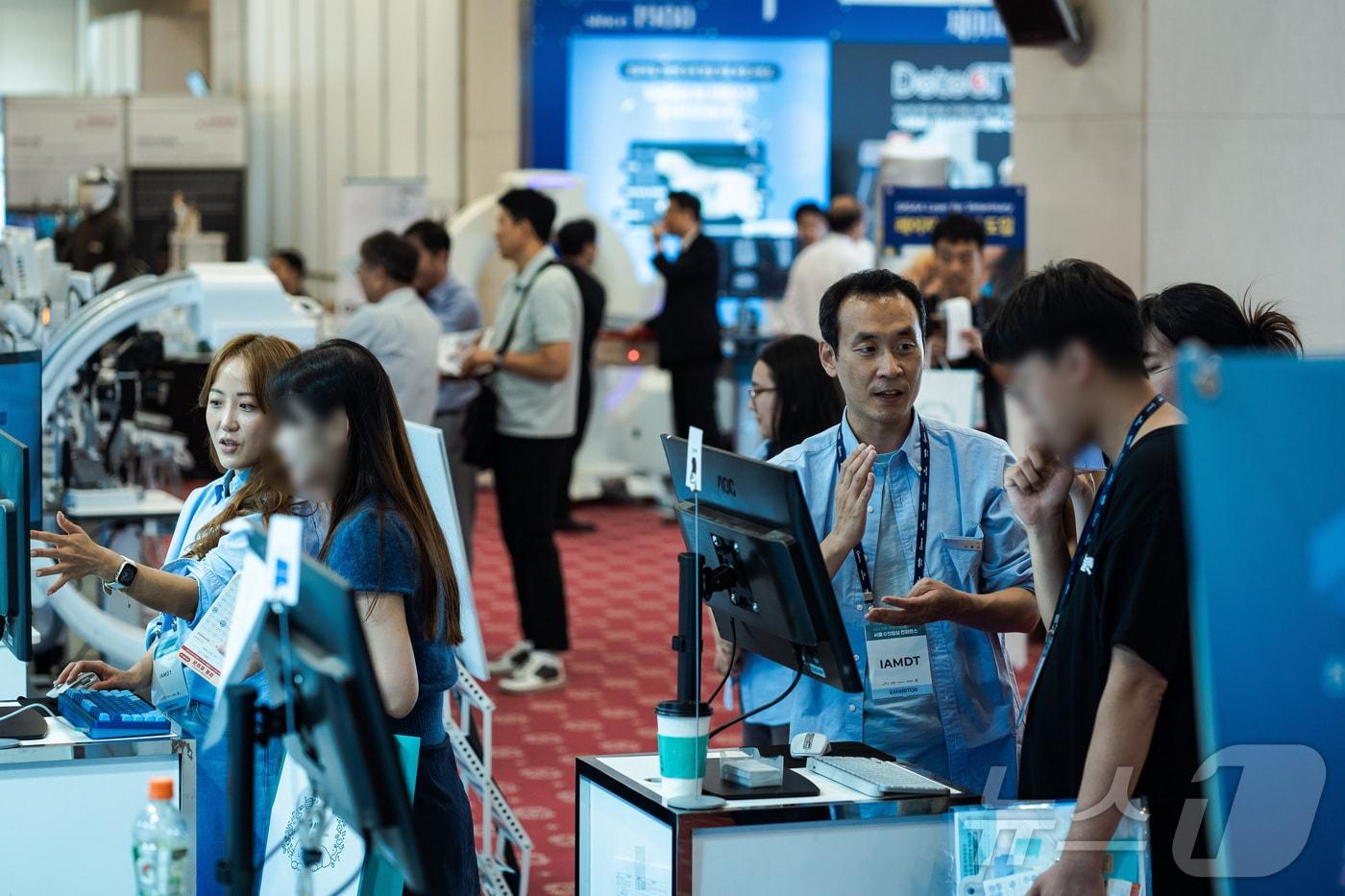 수의사 대상으로 '클레어 진료차트' 데모 시연 중인 아이엠디티 이현아 이사(왼쪽)와 김용겸 CPO(아이엠디티 제공) ⓒ 뉴스1