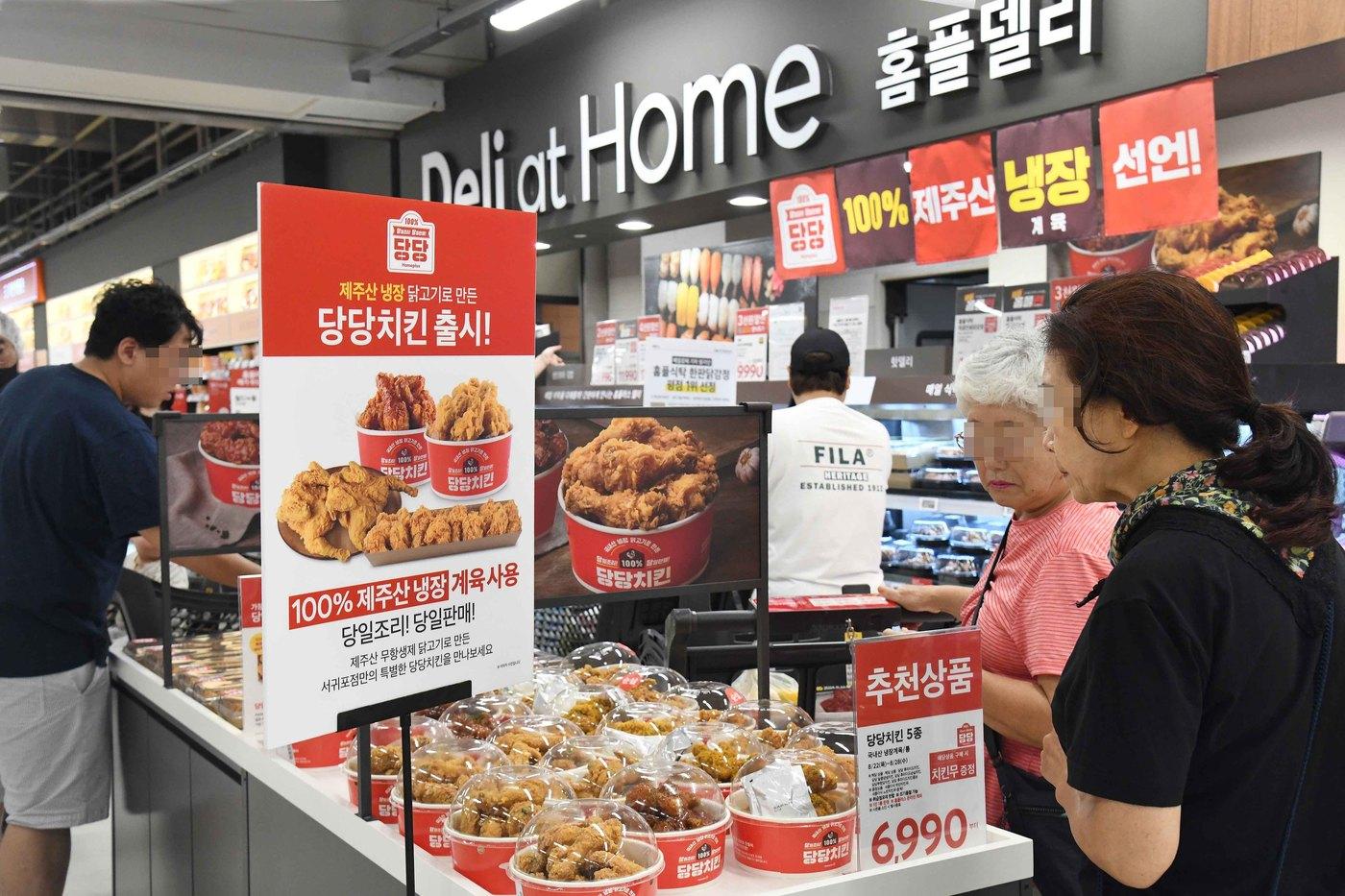 홈플러스 당당치킨 매대 전경.(홈플러스 제공). 