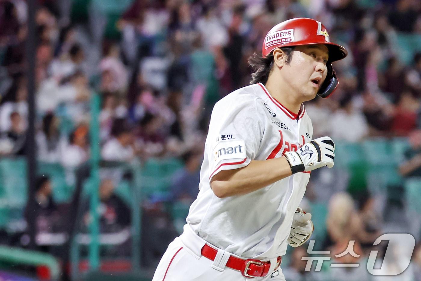 본문 이미지 - 30일 오후 인천 미추홀구 SSG 랜더스필드에서 열린 프로야구 '2024 신한 SOL Bank KBO리그' 키움 히어로즈와 SSG 랜더스의 경기 3회말 1사 주자 1루 상황에서 SSG 최정이 투런홈런을 친 뒤 홈으로 향하고 있다. 2024.9.30/뉴스1 ⓒ News1 민경석 기자