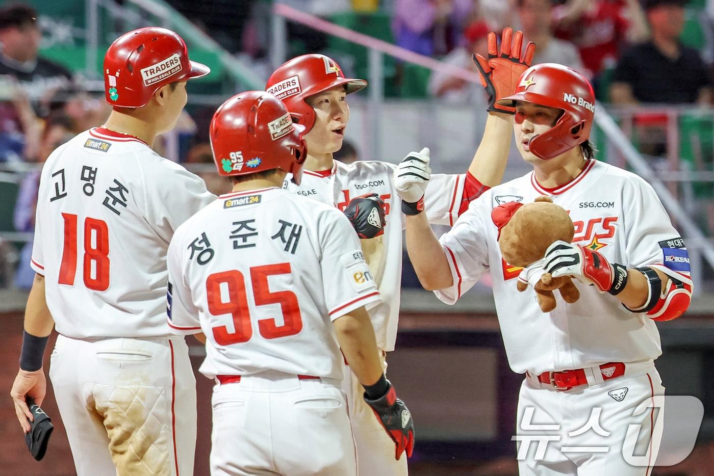 본문 이미지 - 30일 오후 인천 미추홀구 SSG 랜더스필드에서 열린 프로야구 '2024 신한 SOL Bank KBO리그' 키움 히어로즈와 SSG 랜더스의 경기 4회말 2사 주자 만루 상황에서 SSG 최정이 만루 홈런을 친 뒤 동료들과 기쁨을 나누고 있다. 2024.9.30/뉴스1 ⓒ News1 민경석 기자