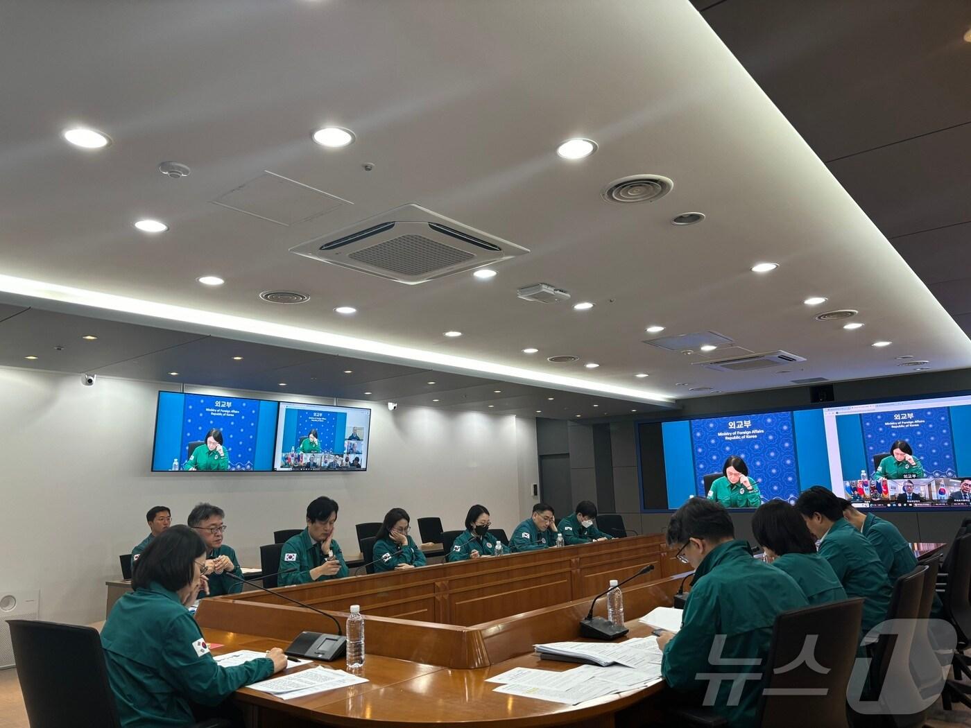 본문 이미지 - 강인선 외교부 2차관이 30일 중동 정세 평가와 재외국민 안전 및 보호대책 점검을 위한 재외국민보호 관계기관 대책회의를 개최했다. (외교부 제공) 