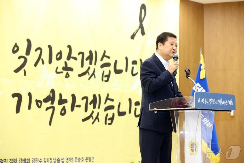 본문 이미지 - 제11대 경기도의회 전반기 부의장을 지낸 김판수 의원(민주·군포4)이 30일 숙환으로 별세했다. 사진은 김 전 부의장의 생전 모습.(경기도의회 제공)/