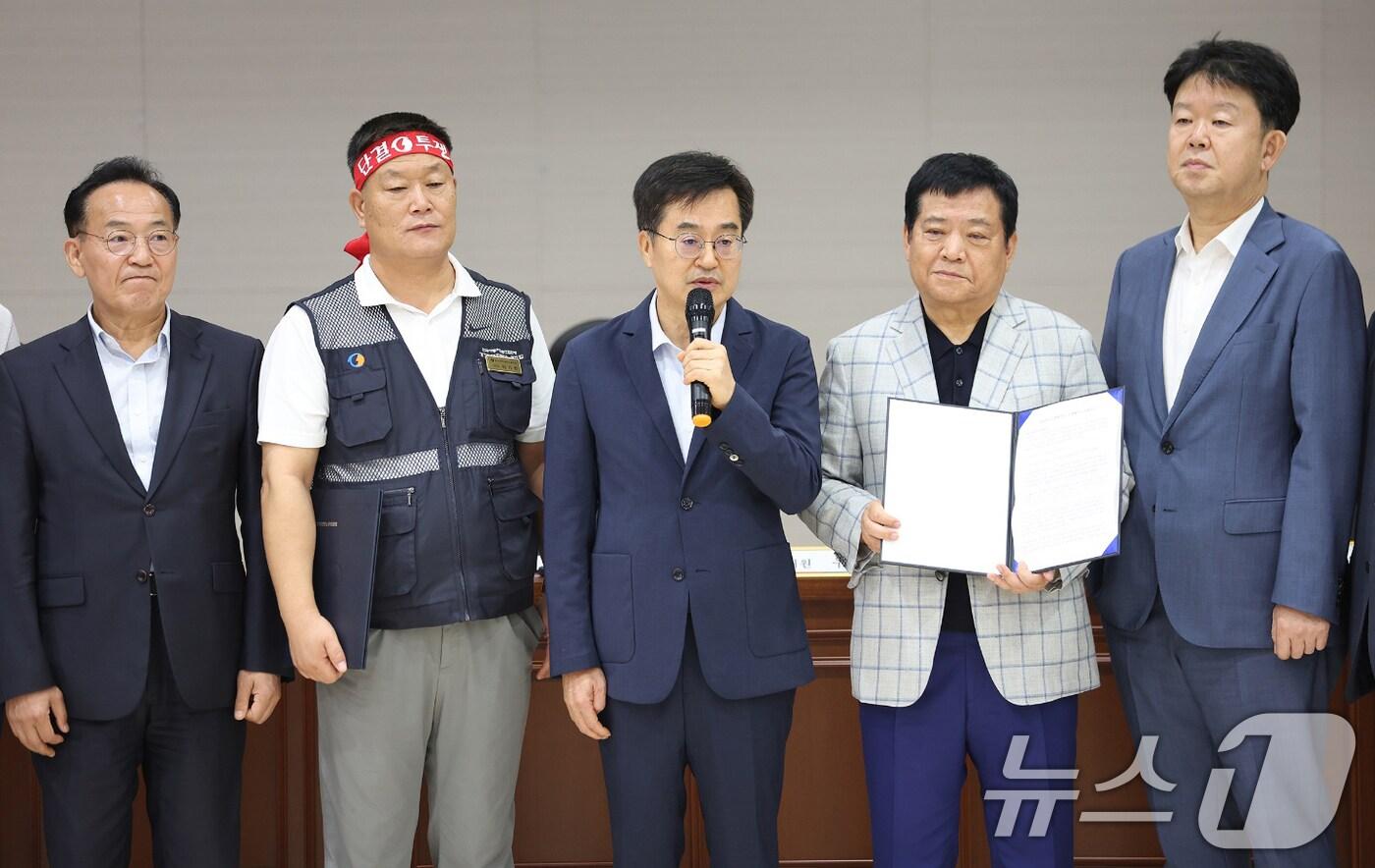 김동연 경기도지사가 4일 오전 경기 수원시 경기지방노동위원회에서 밤샘 협상을 타결한 경기도 버스 노사 관계자들을 격려하고 있다. &#40;경기도 제공&#41; 2024.9.4/뉴스1 &#40;자료사진&#41;