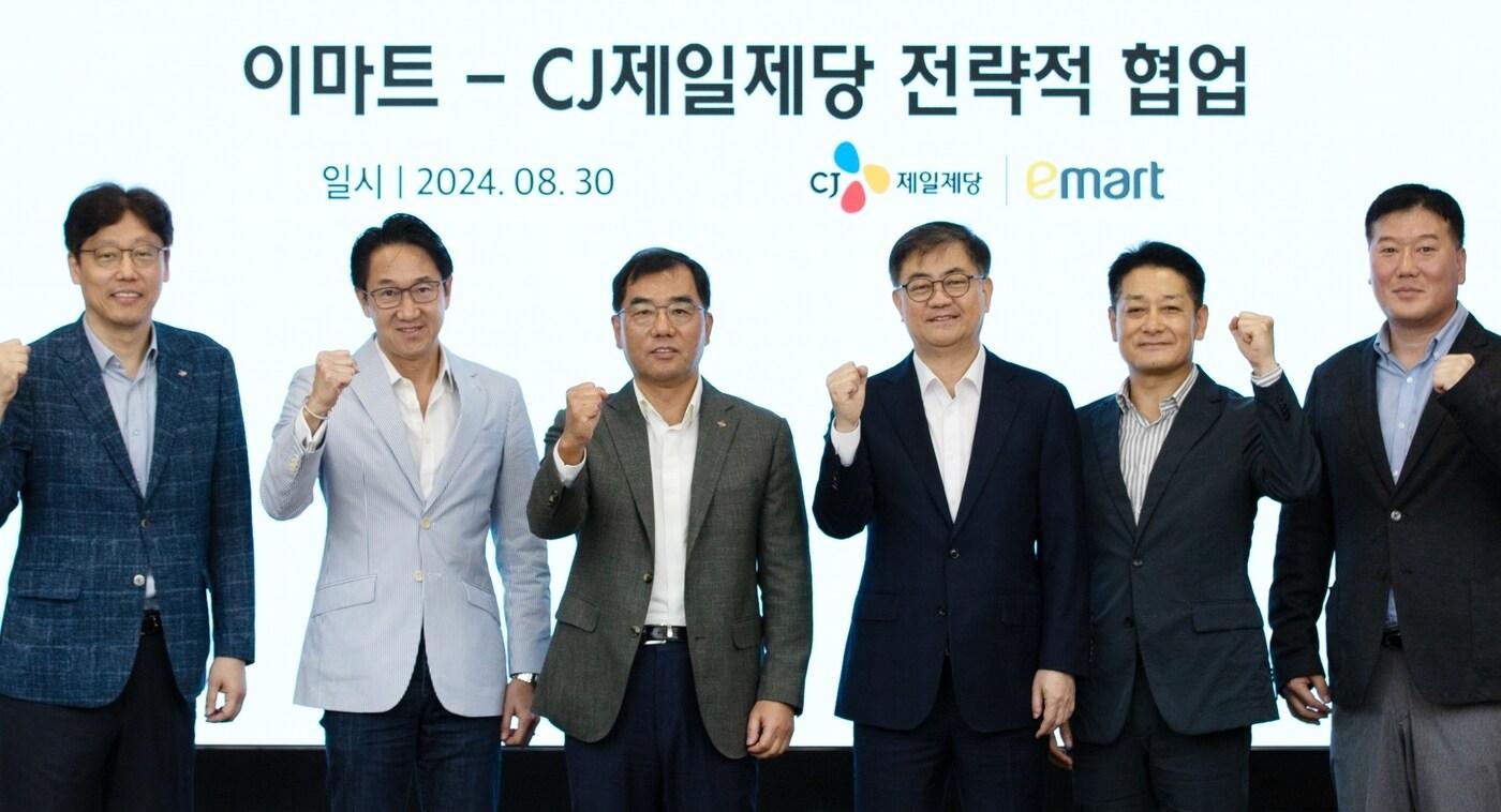 지난달 30일 서울 중구 CJ제일제당센터에서 CJ제일제당과 이마트가 전략적 파트너십 강화 방안을 논의했다. (왼쪽부터 순서대로) 김상익 CJ제일제당 식품한국총괄, 박민석 CJ제일제당 식품사업부문 대표, 강신호 CJ제일제당 부회장, 한채양 이마트 대표이사, 황운기 이마트 상품본부장, 이형순 이마트 HomeMeal 담당이 기념사진을 찍는 모습.(CJ제일제당 제공)