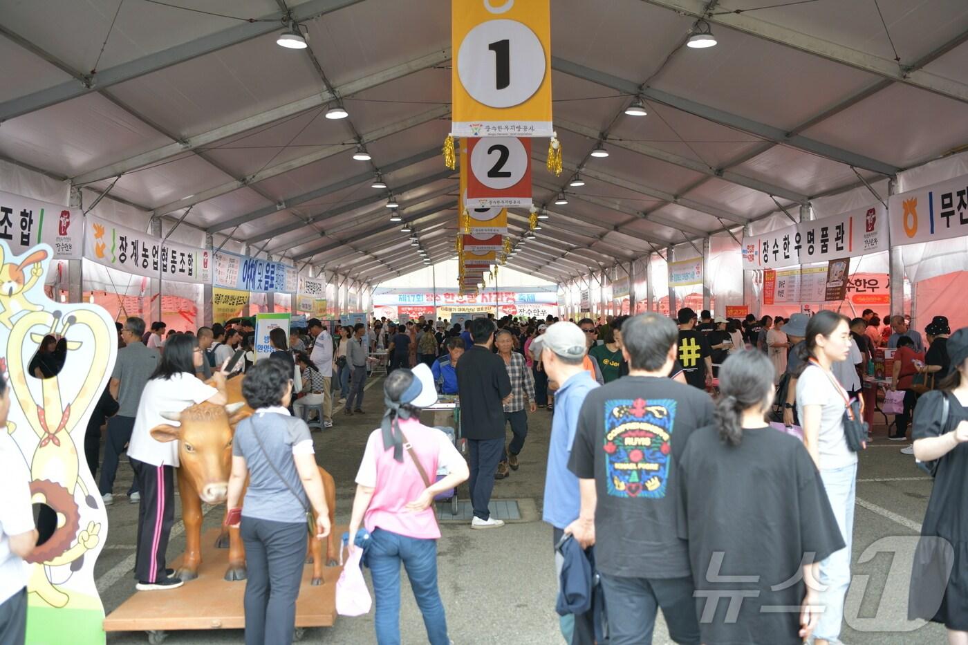 본문 이미지 - 전북자치도 장수군 대표 축제인 '레드 푸드 페스티벌'이 5일 개막한다. 지난해 축제 모습.(장수군 제공)2024.9.4/뉴스1