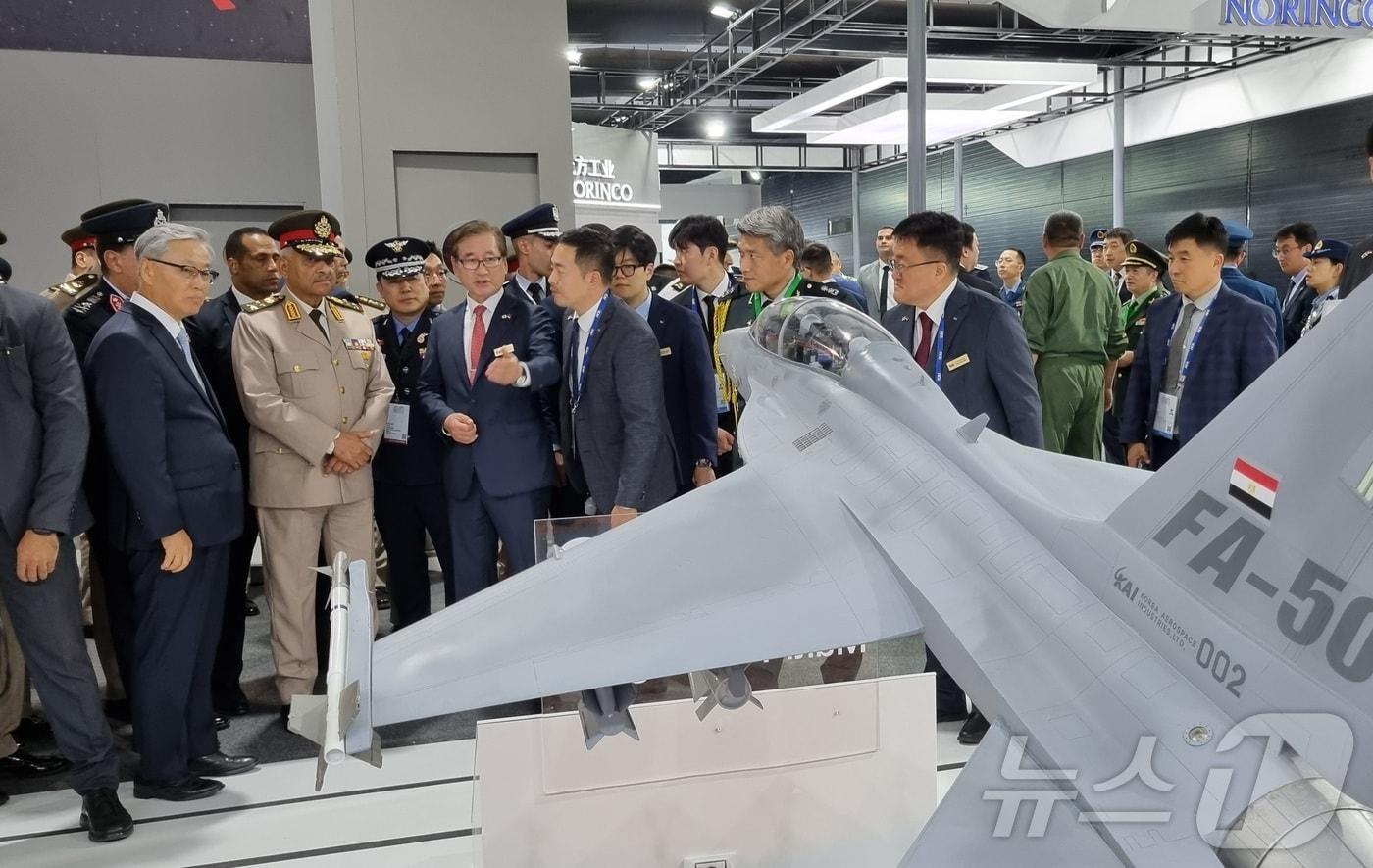 이집트 국방장관 압둘 마지드 사끄르(왼쪽)에게 FA-50을 설명하는 KAI 강구영 사장 (KAI 제공)