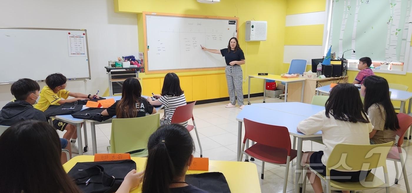 충북도교육청 국제교육원은 도내 초·중학생 1345명을 대상으로 지난 2일부터 오는 12월까지 '원어민과 함께하는 영어교실'을 운영한다.(충북교육청 제공)/뉴스1