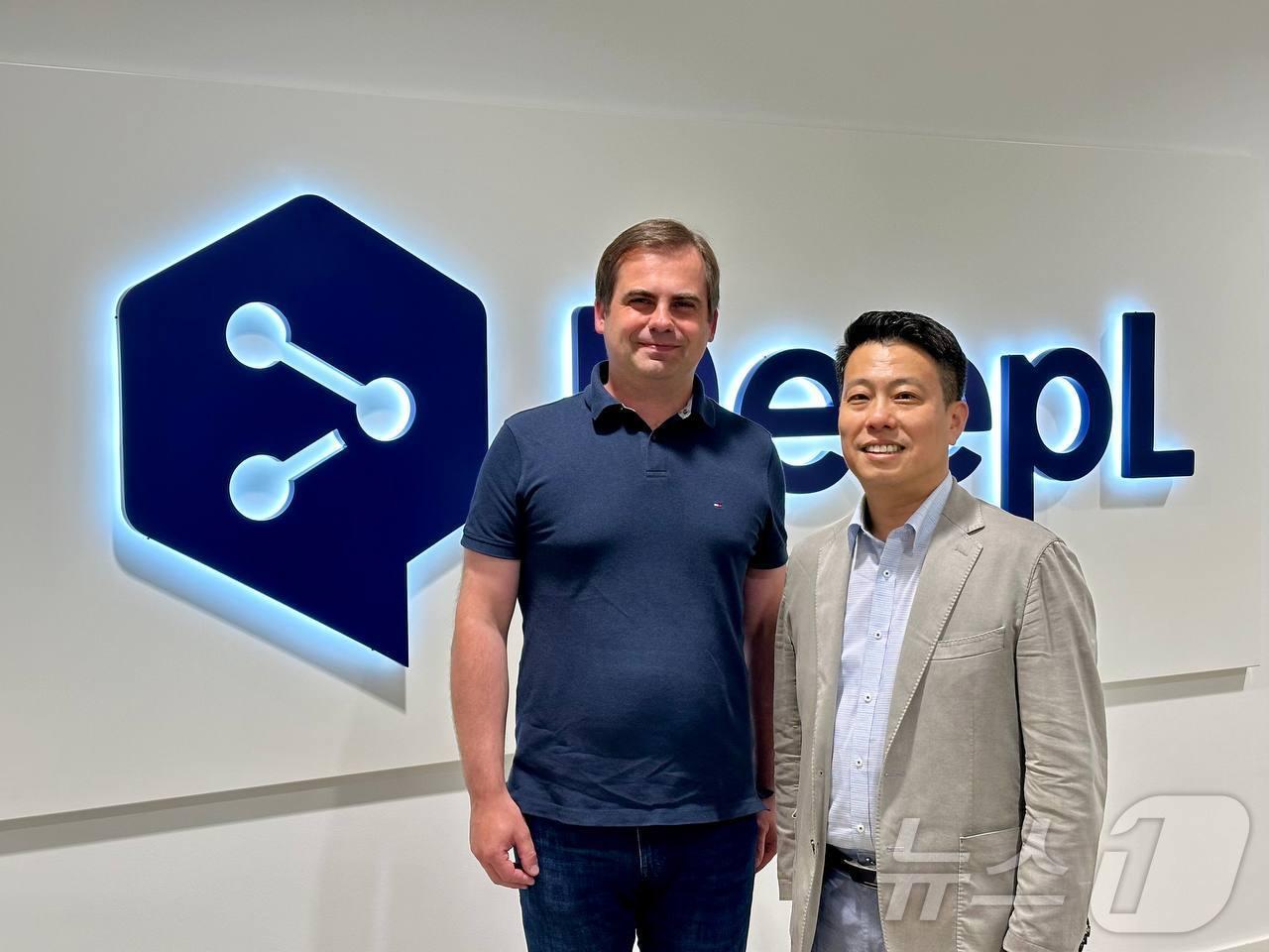 본문 이미지 - 지난 7월 임정욱 중소벤처기업부 창업벤처혁신실장이 독일에서 열린 &#39;중소벤처기업부-T&Uuml;V 라인란드 업무협약식&#39; 후 시모 드키시 T&Uuml;V 라인란드 부회장과 기념촬영을 하는 모습.&#40;중기부 제공&#41;