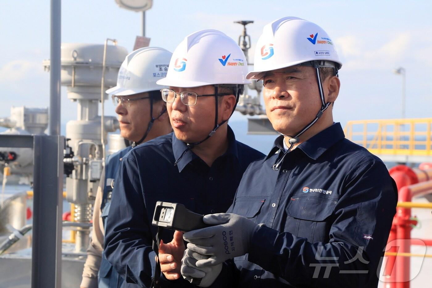 본문 이미지 -  지난 3일 박경국 한국가스안전공사 사장(오른쪽)이 민간 액화천연가스(LNG) 터미널인 광양LNG터미널을 찾아 안전관리 상태를 점검하고 있다.(공사 제공)/뉴스1