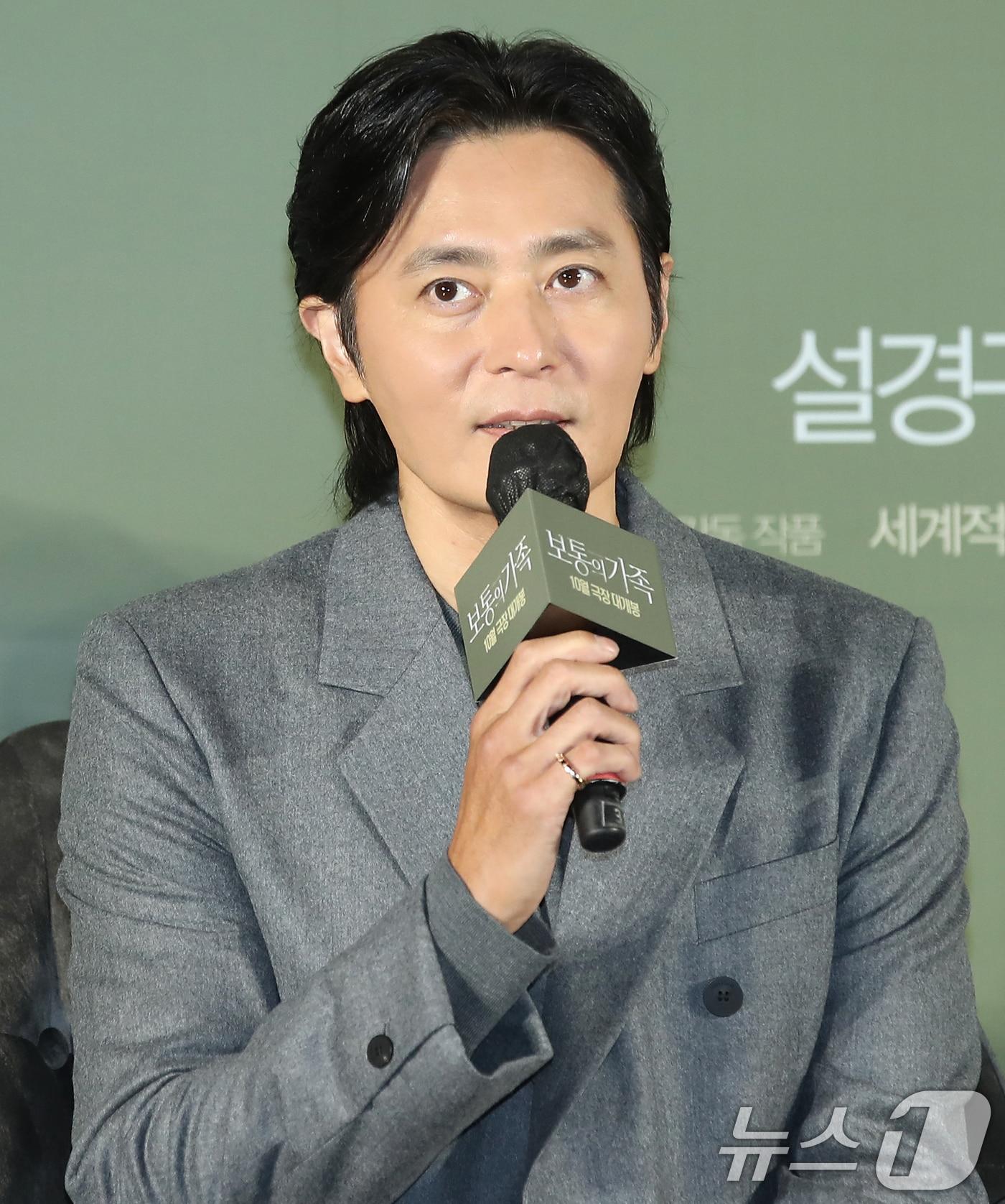 본문 이미지 - 배우 장동건이 4일 서울 광진구 건대 롯데시네마에서 열린 영화 '보통의 가족'(감독 허진호) 제작보고회에서 인사말을 하고 있다. '보통의 가족'은 서로 다른 신념의 두 형제 부부가 우연히 끔찍한 비밀을 마주하게 되면서 벌어지는 이야기를 그린 작품이다. 2024.9.4/뉴스1 ⓒ News1 권현진 기자